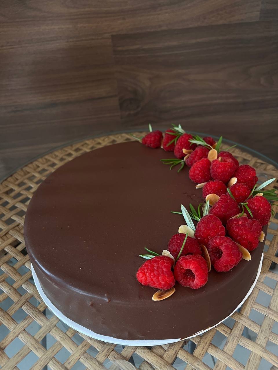 Tort czekoladowo-malinowy