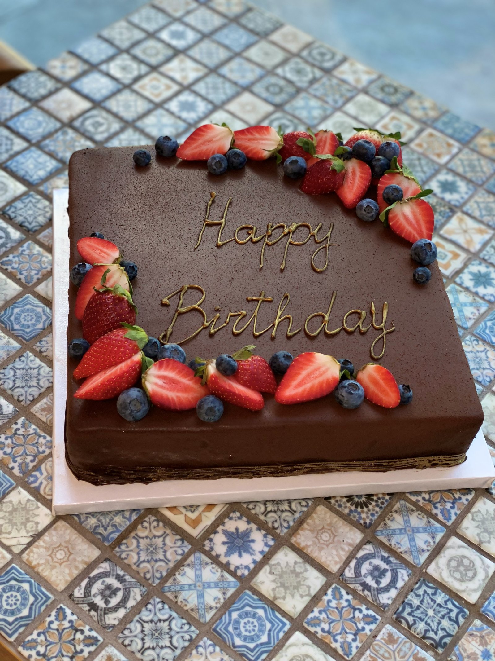 Tort czekoladowy „Happy Birthday" z owocami