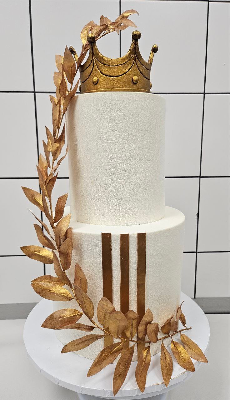 Tort ze złotą koroną
